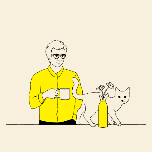 Eine Person in einem gelben Hemd hält eine Tasse, während eine Katze um einen Vasen mit Blumen herumstreicht.