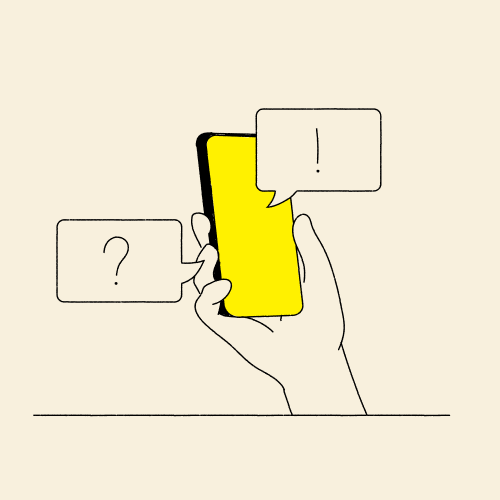 Eine Hand hält ein gelbes Smartphone mit zwei Sprechblasen: einer mit einem Fragezeichen und einer mit einem Ausrufezeichen.